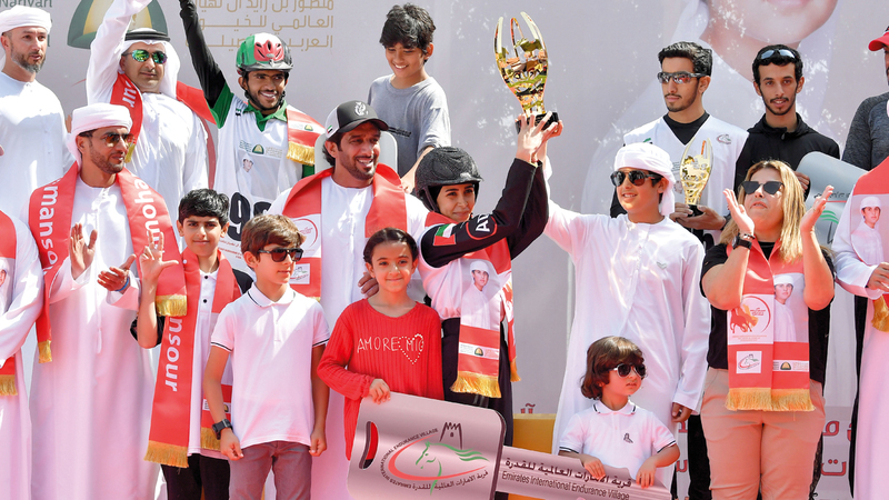 محمد بن منصور بن زايد خلال تتويج ماسة عدنان بلقب السباق.تصوير: نجيب محمد