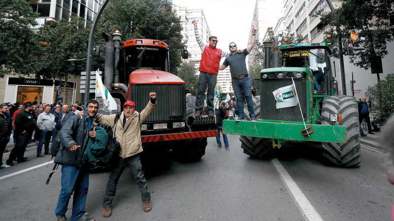 المزارعون يغلقون أحد الشوارع بالجرارات خلال الاحتجاجات.  رويترز