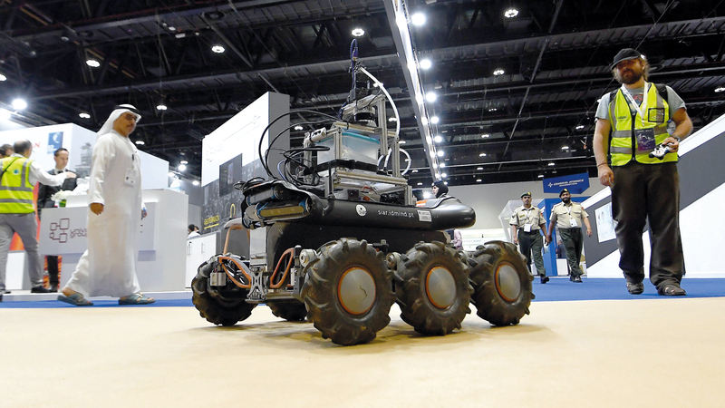 «التحدي» يعتمد على ابتكار المركبات الجوية والأرضية المسيرة آلياً ومعالجة العوائق أمام تطبيقاتها. تصوير: إريك أرازاس