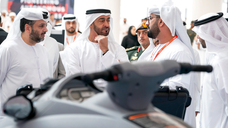 محمد بن زايد خلال تجوله في أجنحة الشركات الإماراتية والعالمية المشاركة. وام