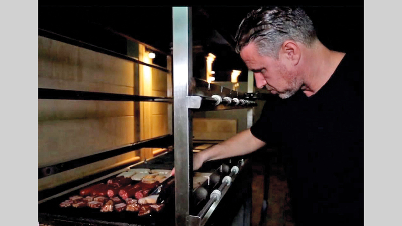 صحيفة «ليبيرتا» الرومانية نشرت صوراً للمدرب ريجيكامب أثناء طهوه الطعام بمنزله في دبي.  من المصدر
