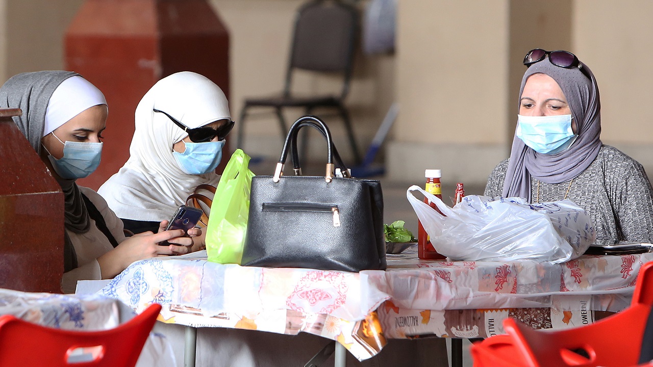نساء يرتدين أقنعة طبية في أحد أسواق الكويت. (أ. ف. ب)