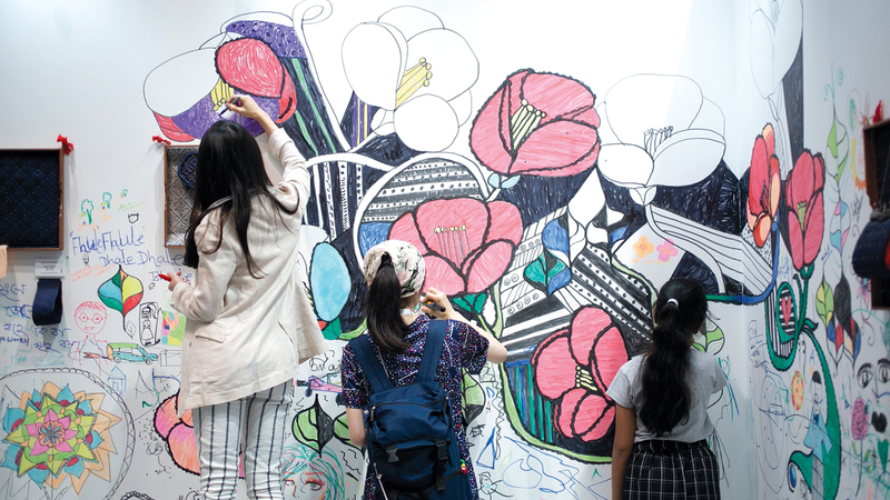 المعرض يفتح أبوابه أمام ست مدارس لتقديم أعمالها الفنية.  من المصدر