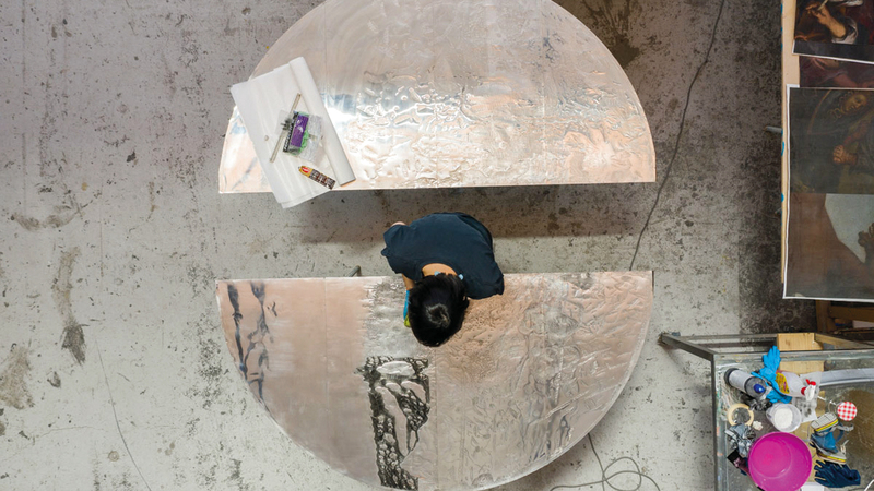 الكرة الفضية عمل فني يعرض للمرة الأولى في الوطن العربي.  من المصدر