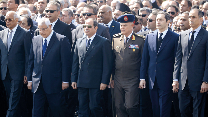 السيسي على رأس المشيّعين بجوار علاء وجمال مبارك.  أ.ف.ب