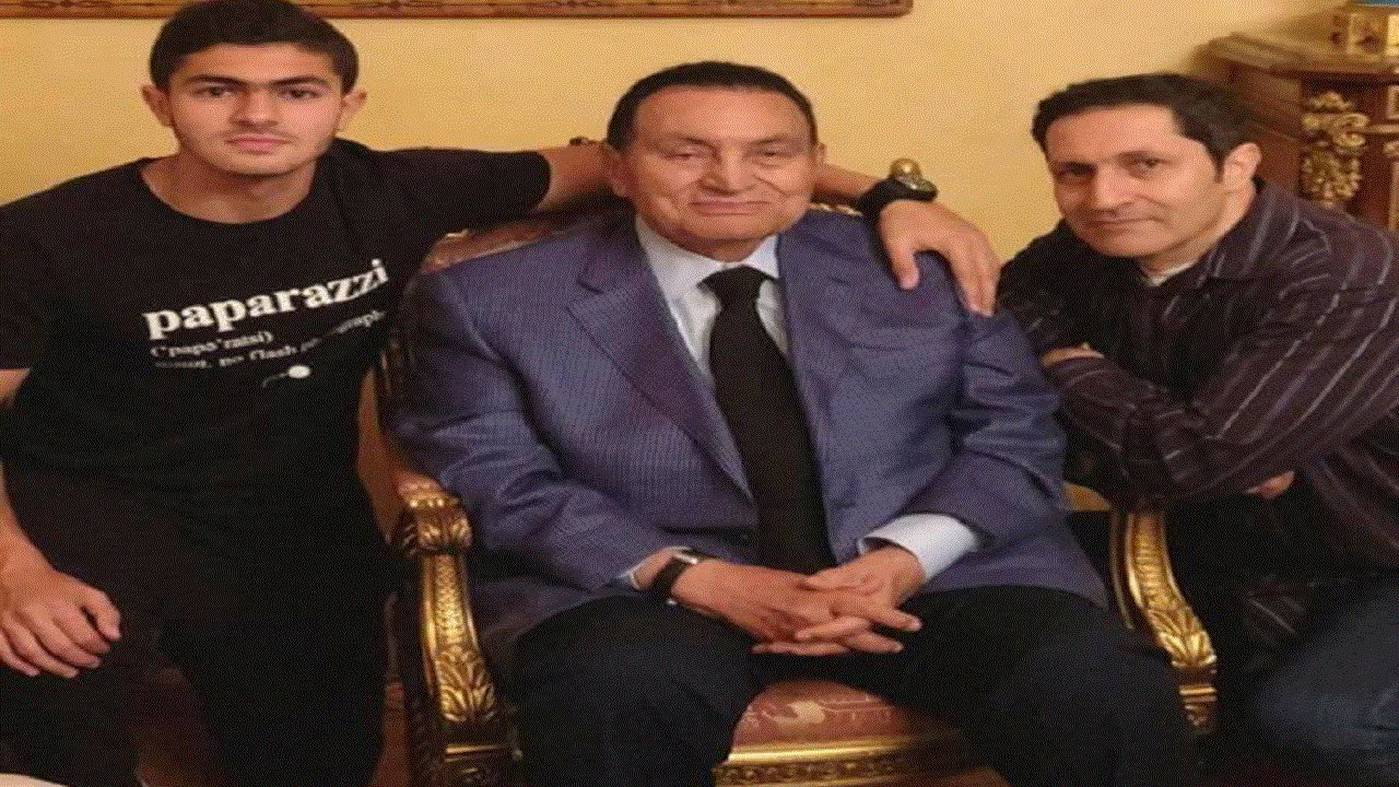 الراحل مبارك يتوسط ابنه علاء وحفيده عمر.