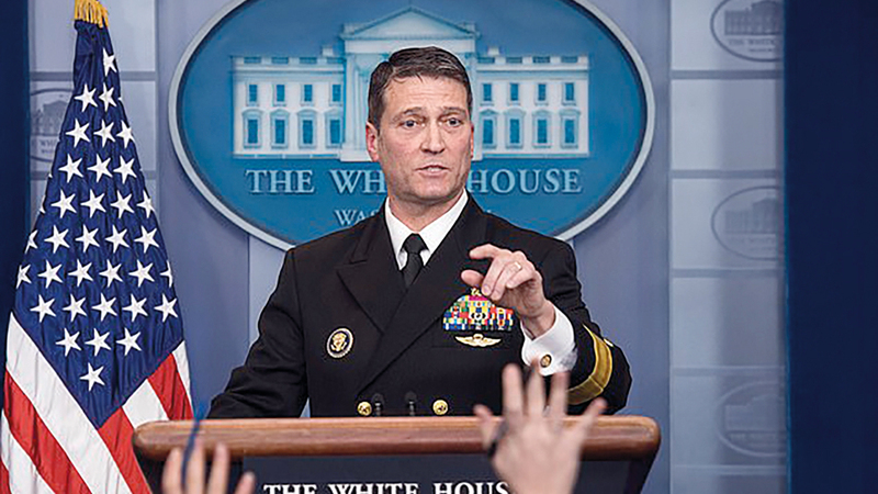 الدكتور روني جاكسون في مؤتمر صحافي عن ترامب.  غيتي