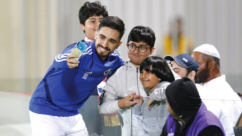 إيغور يلتقط صور مع الأطفال الصغار خلال لقاء الوصل.  من المصدر