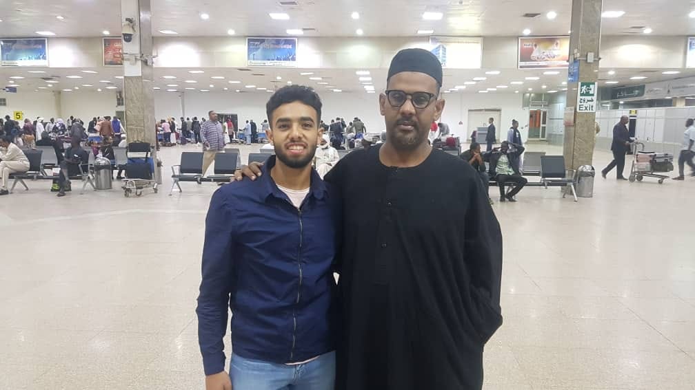 العيسوي أثناء وصوله إلى الخرطوم لتحقيق حلم الإحتراف