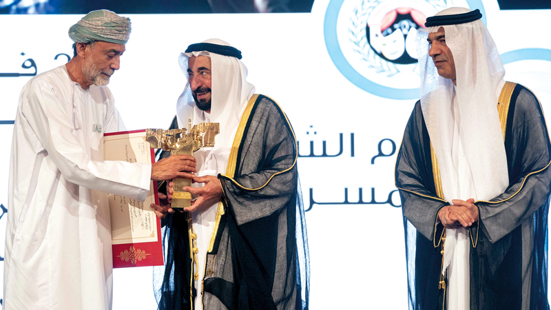 حاكم الشارقة يكرّم صالح زعل. من المصدر