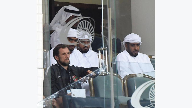 مدرب شباب الأهلي، أروابارينا، قاد فريقه أمام بني ياس من خارج المنطقة الفنية. تصوير: إريك أرازاس