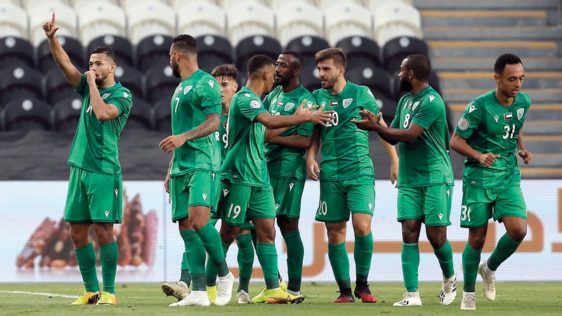 لاعبو خورفكان يحتفلون بالفوز على الجزيرة، إذ لم يخسر الفريق أي مباراة في الدور الثاني. تصوير: نجيب محمد