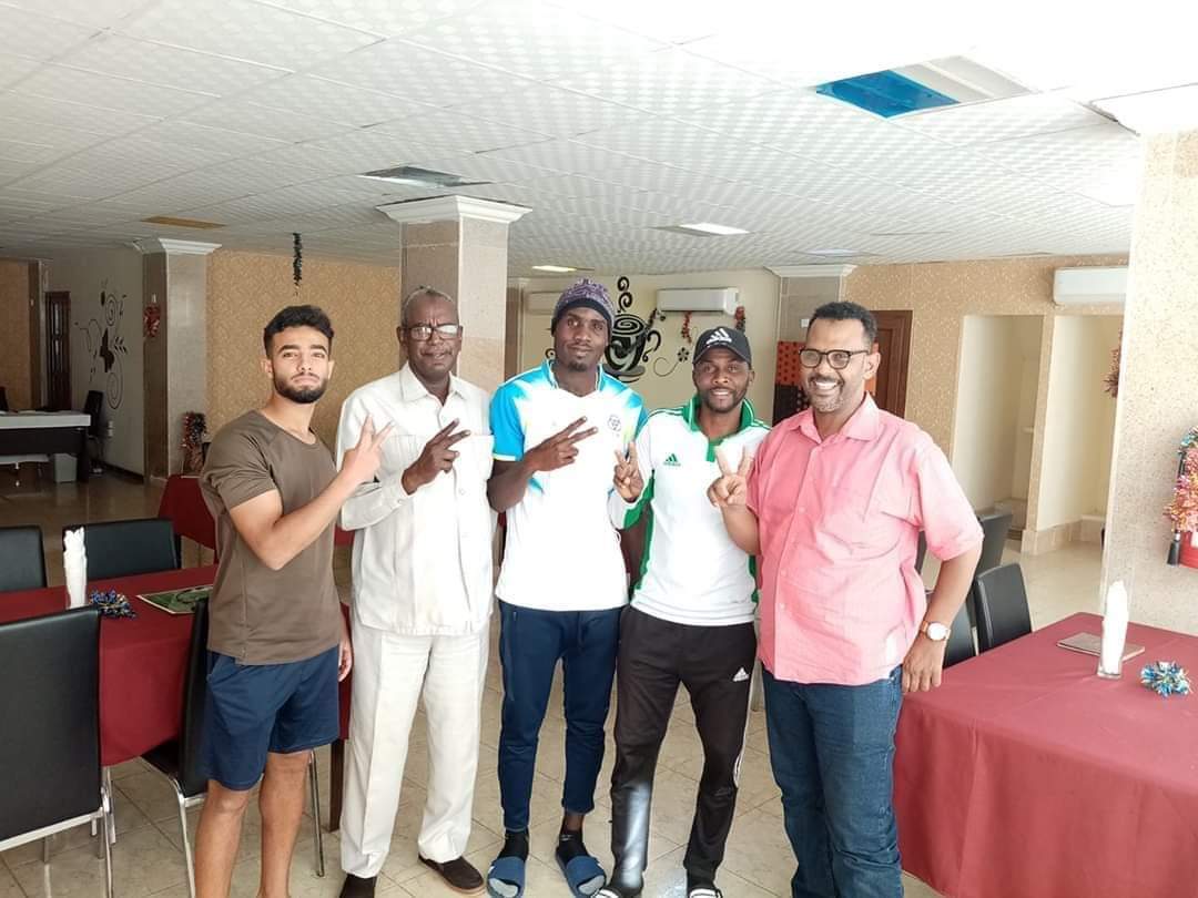 العيسوي برفقة لاعبي وإداري الفريق