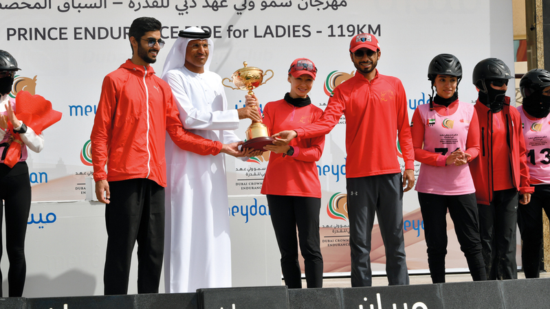 الأبطال على منصة التتويج.  تصوير: مصطفى قاسمي