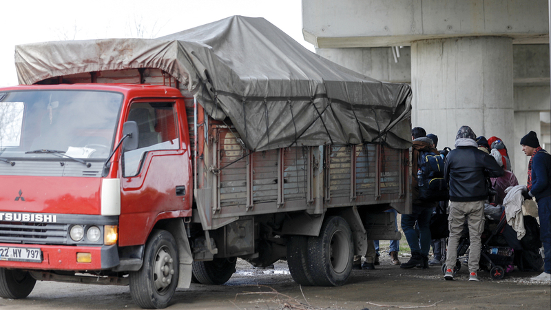 مهاجرون ولاجئون يستقلون سيارة للوصول إلى الحدود التركية اليونانية في محاولة لدخول أوروبا. إي.بي.إيه