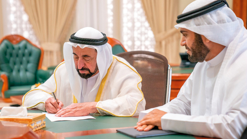 سلطان القاسمي خلال توقيعه الاتفاقية. وام