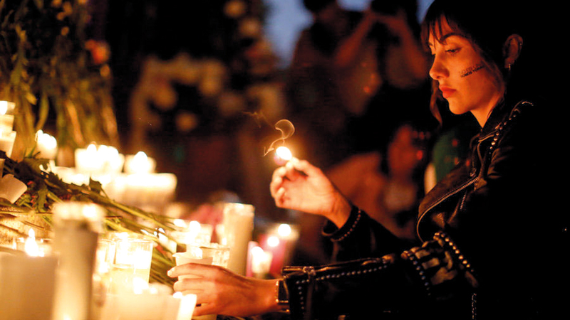 امرأة تضيء شمعة في المكسيك كنوع من الاحتجاج بسبب العنف ضد بني جنسها. من المصدر