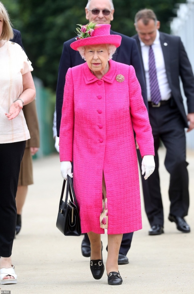 Queen Elizabeth Shook Hands With The Crowd With Her Bare Hands