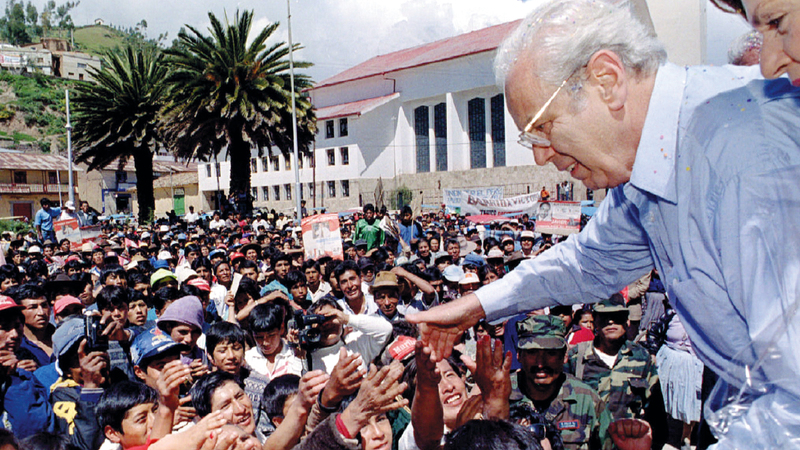 دي كوييار يحيي أنصاره عند ترشحه للانتخابات بالبيرو في أبريل 1995.  أرشيفية