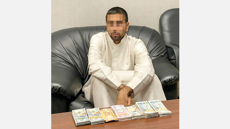 المتهم بعد القبض عليه. من المصدر