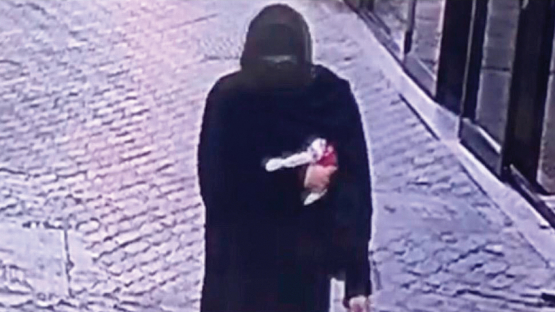 المتهم رصدته كاميرا المراقبة متنكراً بعباءة نسائية. من المصدر