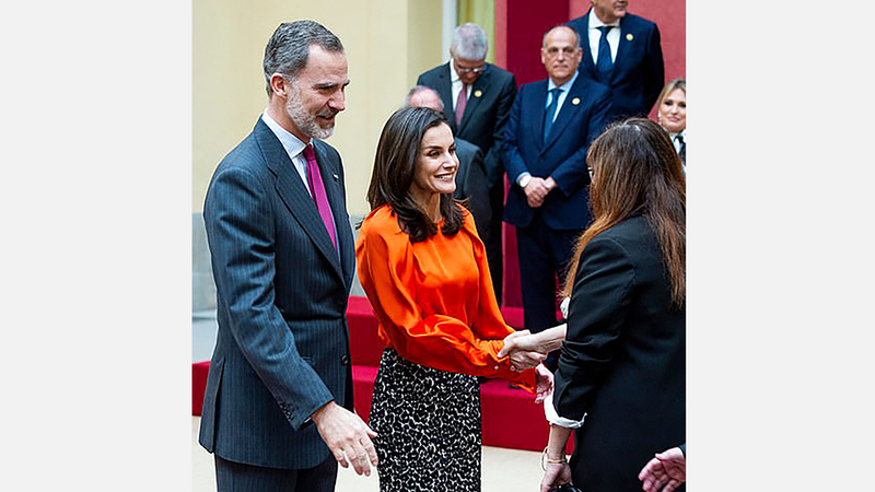 أفراد من العائلة الملكية يصافحون ملك وملكة إسبانيا دون قفازات.  عن المصدر