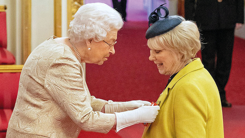 الملكة إليزابيث التزمت في البداية بالنصائح ولبست القفازات.  عن المصدر