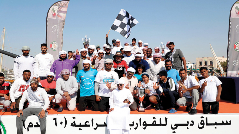 الفائزون على منصة التتويج بسباق الجولة الثانية من بطولة دبي للسفن الشراعية المحلية 60 قدماً. من المصدر