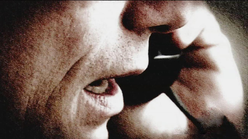 المحتالون يستخدمون الهاتف المحمول للإيقاع بالضحايا. À غيتي