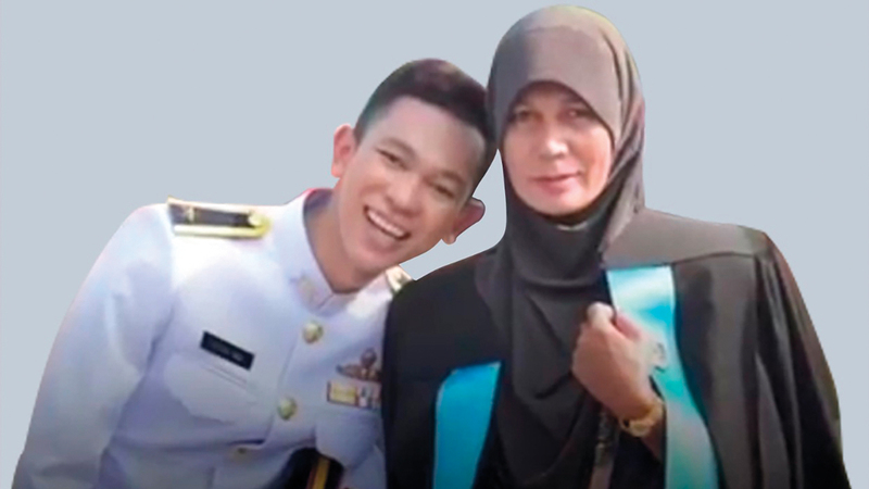 إسماعيل ووالدته.من المصدر