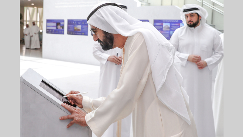 محمد بن راشد خلال تدشين مركز البحوث والتطوير التابع لهيئة كهرباء ومياه دبي. ■ وام