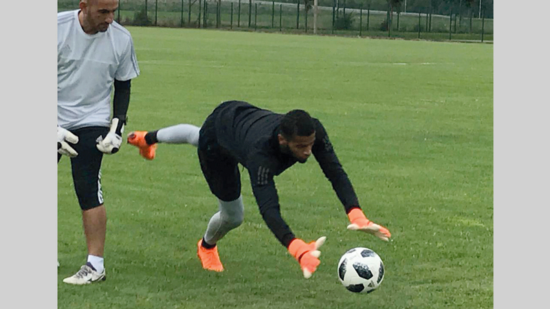 فهد الظنحاني حارس الفريق الأول وتدريب خاص من المشرف الفني زكريا أحمد.  من المصدر