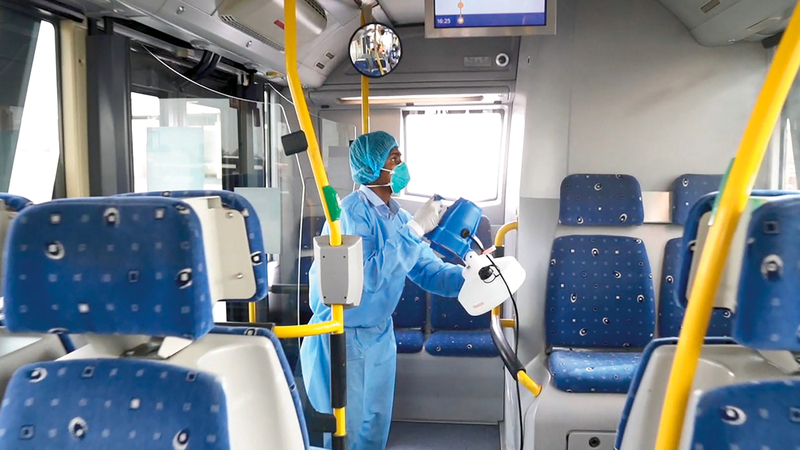 بمجرد عودة الحافلة إلى محطات الإيواء تخضع بشكل يومي لتنظيف شامل.    الإمارات اليوم