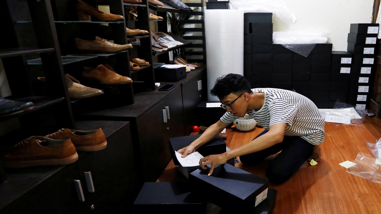 رمضاني: زبائني سعداء بالأحذية المريحة.
رويترز