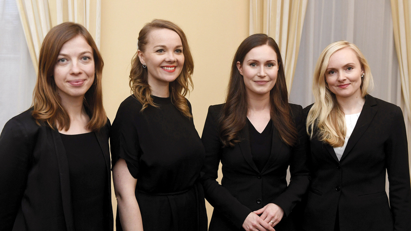 رئيسة وزراء فنلندا (الثانية من اليمين) مع أعضاء حكومتها.   رويترز