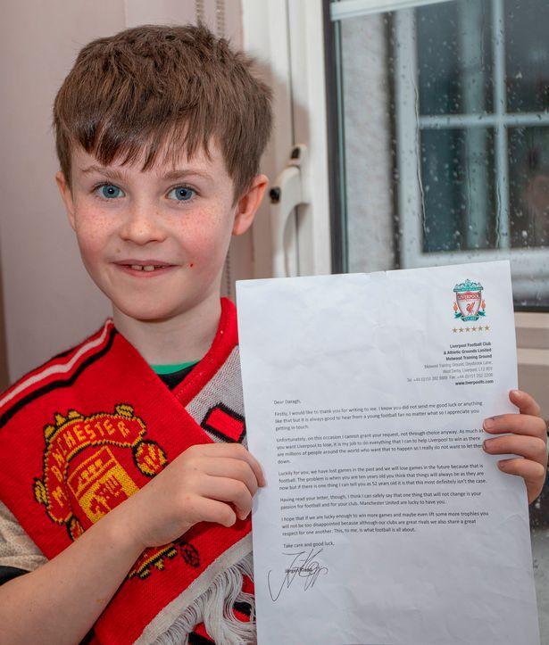 الطفل الإنجليزي ومعه رد مدرب ليفربول