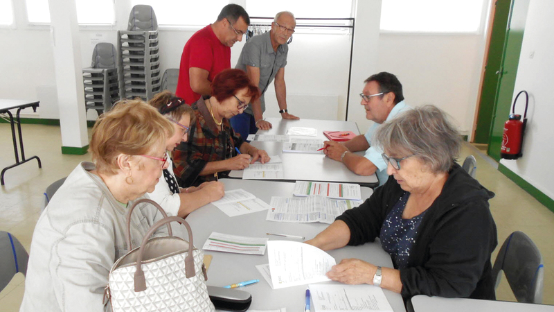 جانيت ريموند عضوة نشطة في جمعية المتقاعدين.  أرشيفية