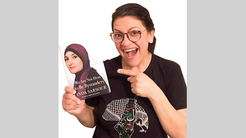 صرصور في حملة للترويج لكتابها.  من المصدر