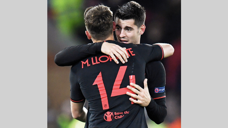 موراتا ولورينتي يحتفلان بعد الفوز الجنوني على أرض ليفربول.  رويترز