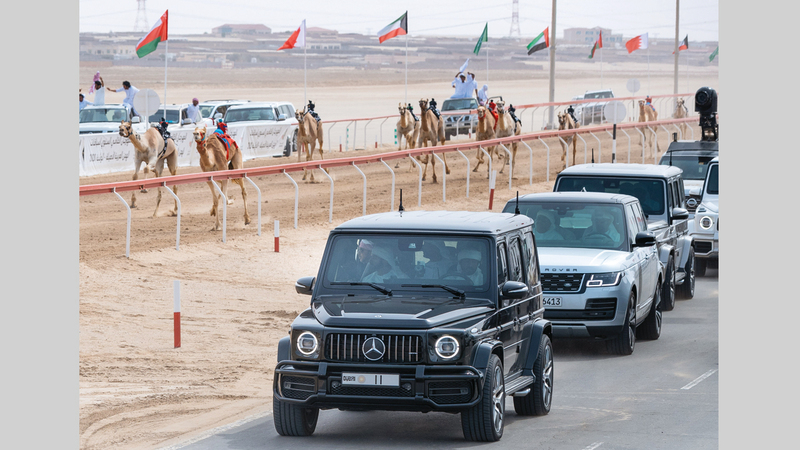 حمدان بن محمد تابع سباقات اليوم الرابع للمهرجان الختامي السنوي للهجن.  الإمارات اليوم