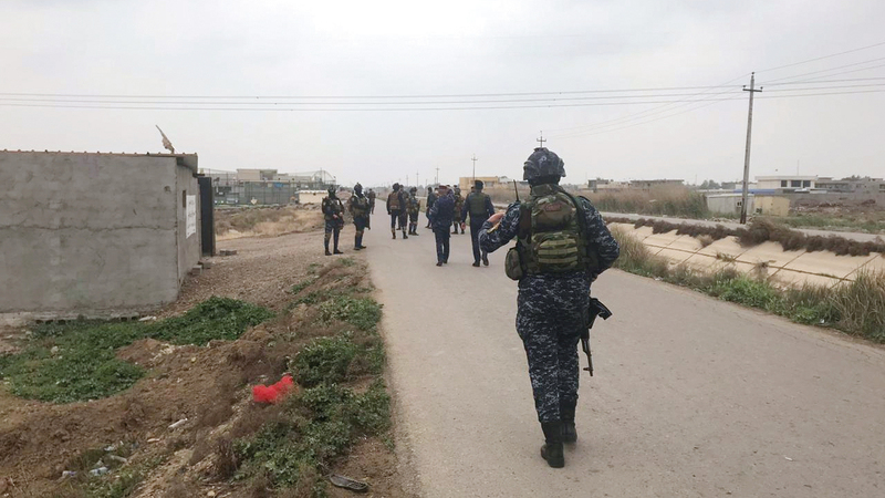 قوات الأمن العراقية بالقرب من مبنى عثروا فيه على الصواريخ. رويترز