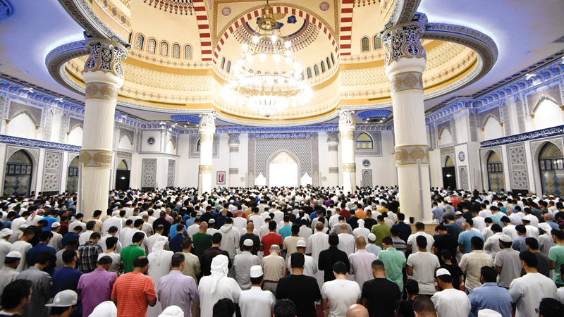 يُحرّم شرعاً على من أصيب بـ«كورونا» أو يشتبه في إصابته به الذهاب إلى المسجد.  أرشيفية