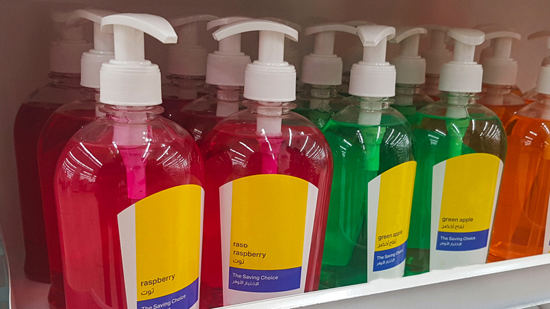 معظم المنافذ لا تتوافر فيها معقمات كحولية للأيدي.  الإمارات اليوم