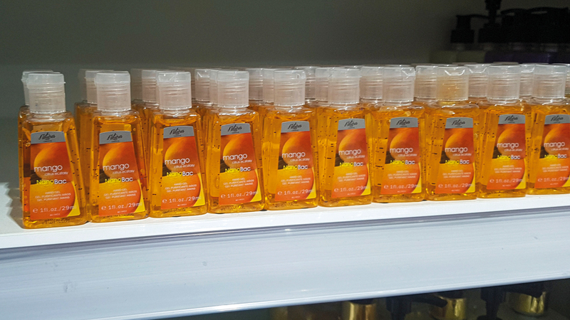 «الجمعیة» أكدت أنها تتابع باھتمام إقبال الجمھور على شراء المعقمات.   تصوير: أشوك فيرما