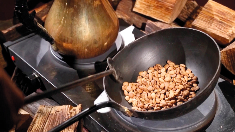 حبوب البن كانت الهدية التي ينتظرها الناس عند عودة المسافرين.  وام