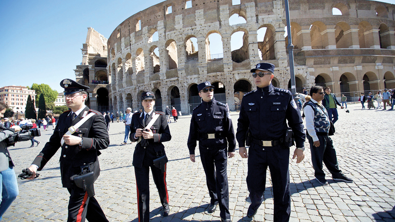 ضباط صينيون مع زملائهم الإيطاليين في روما. أرشيفية