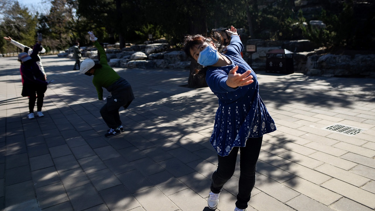 نساء يرقصن في أحد منتزهات بكين. (إ. ف. ب)