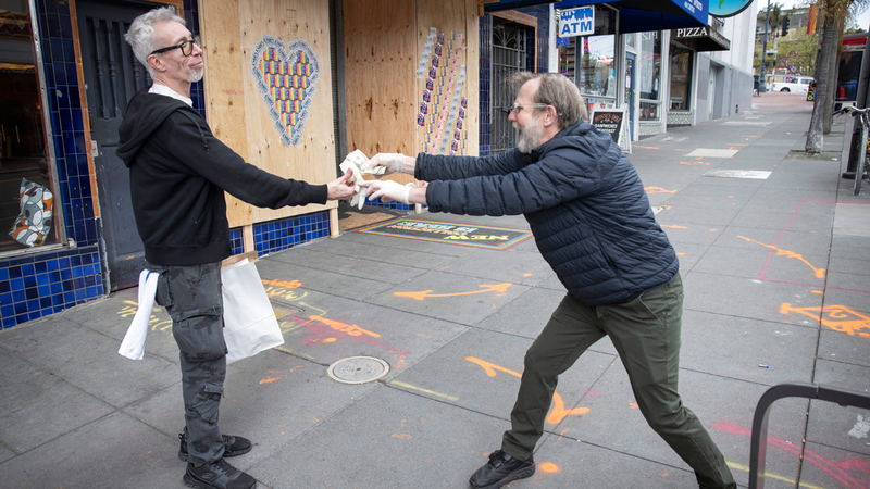 البعض يرى أن الخوف مبرر بسبب سرعة انتشـــار المرض وسهولة انتقاله. إي.بي.إيه