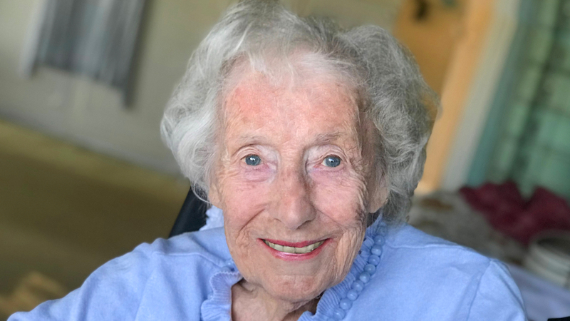 تنصح المسنة البريطانية فيرا لين بالتعاون وعدم ترك التبسم. أرشيفية