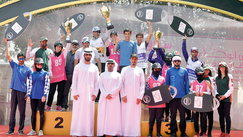 من تتويج الفائزات في سباق أمس. ■ تصوير: نجيب محمد